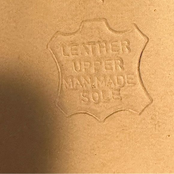 Vintage Red Pumps With Bows, Made In Spain, Embossed Leather, Gold Elements - Picture 16 of 16